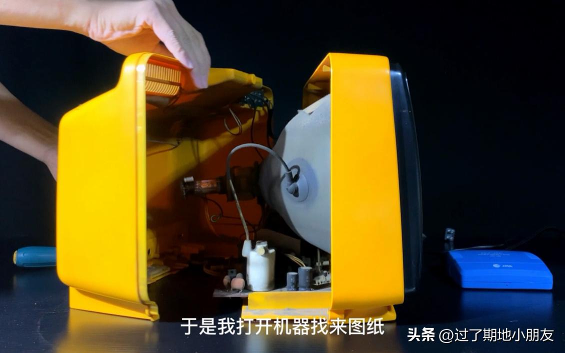 家庭的第一台电视机,家里买了第一台电视机图片