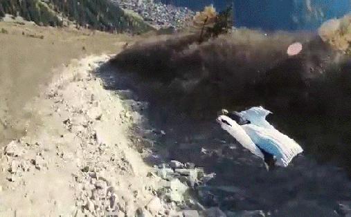 80张神奇偶然瞬间，环形闪电，海蛇和最毒石斑鱼互咬，骑骆驼拍照