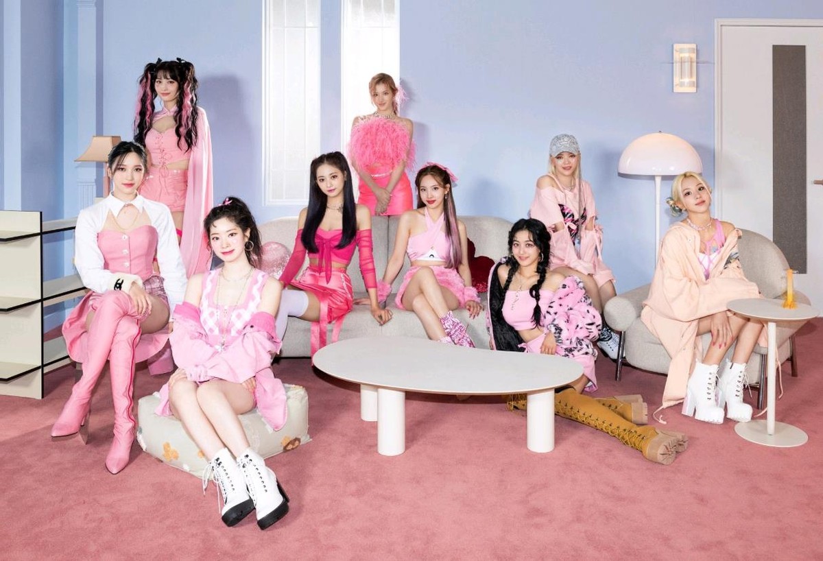 JYP新团出道即受关注，成员雪允因颜值出圈，却被指不尊重粉丝？