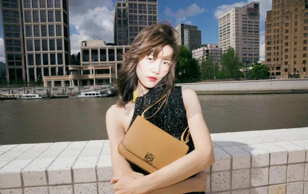 大脸妹子必选的三款发型,大脸额头窄适合什么发型