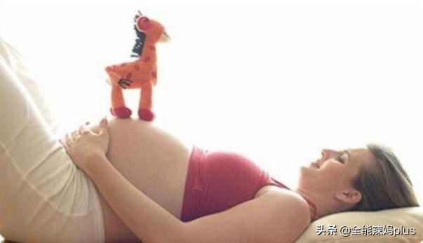 胎宝在肚子里都在干嘛,胎宝在肚子里一弹一弹的