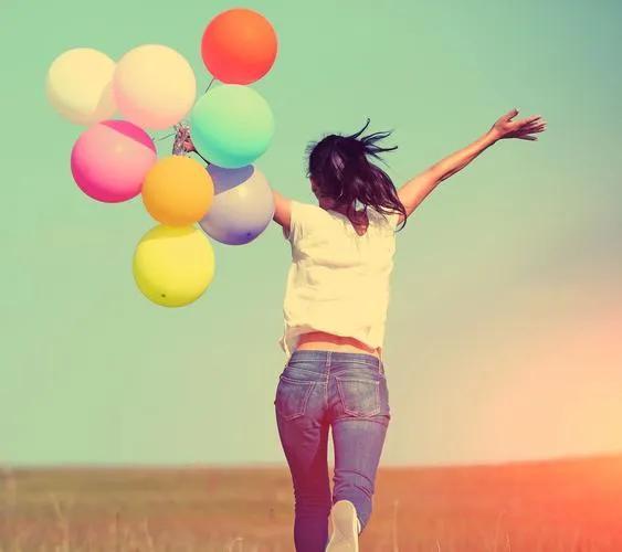 清华美女网红携男友捐精引群嘲，网友：她抠脚他暴躁