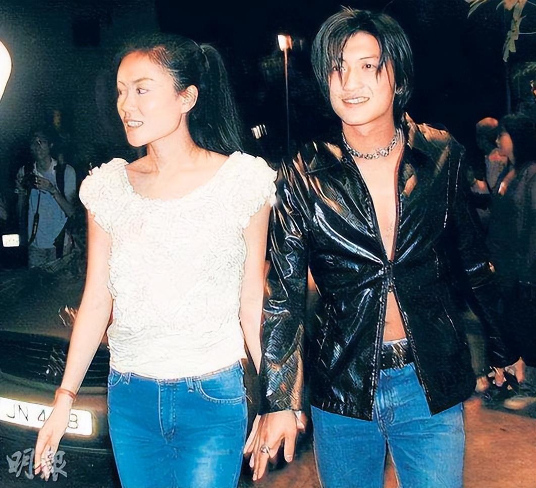 王菲谢霆锋机场撒糖再现世纪牵手,王菲谢霆锋机场牵手对比照