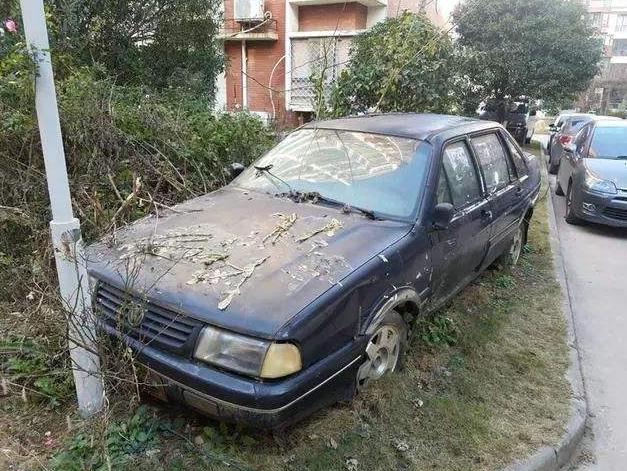 北京有块豪车“坟场”，百万豪车遍地都是，走近一看没人敢开