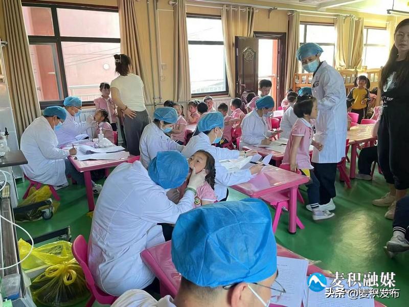 市二院与天津援甘专家联合开展免费“涂氟”活动