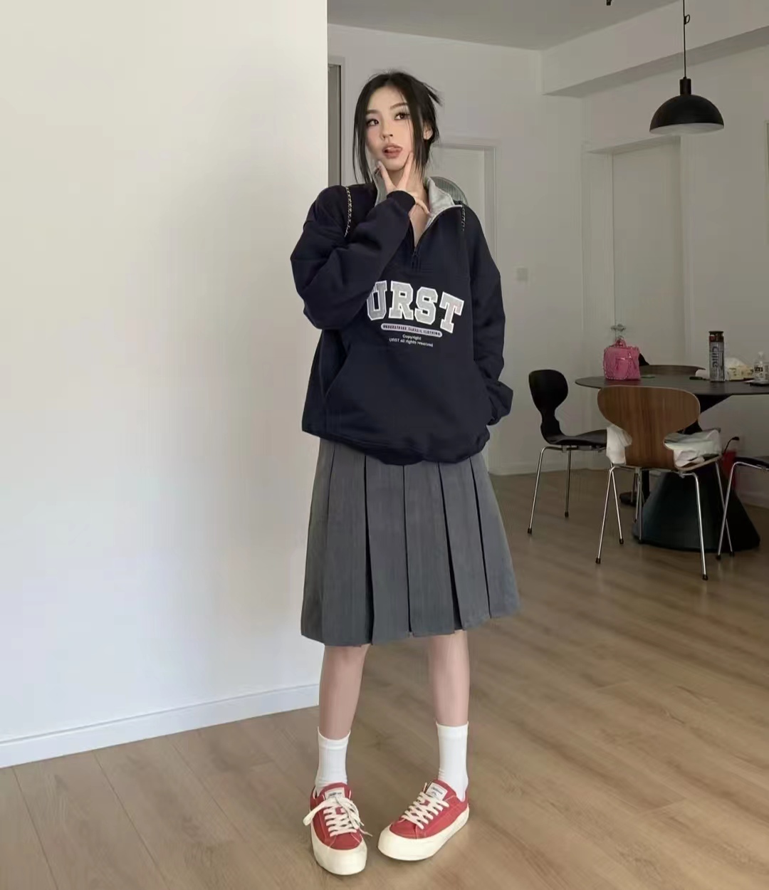 宽松版卫衣搭直筒宽松休闲裤,宽松卫衣怎么搭配裙子才好看