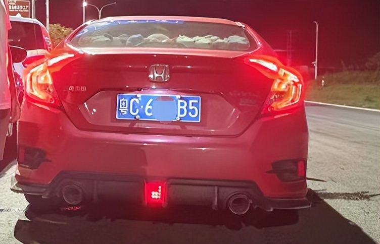 珠海交警追捕精神小伙飙车视频,珠海五辆摩托车被抓