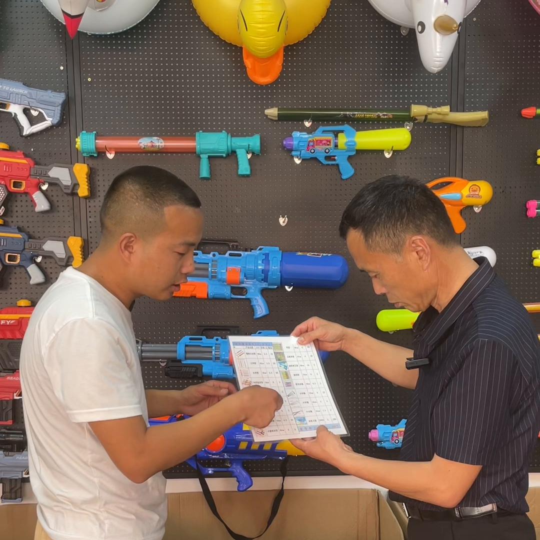 玩具水枪摆地摊叫卖,摆摊夜市卖水枪