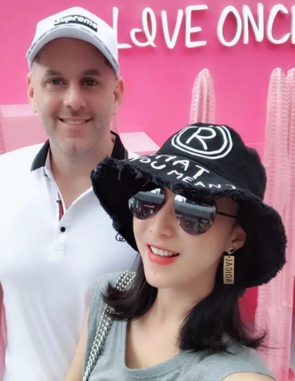 交往1242名中国女友，老外梅纳德卖视频照片，传授泡中国女孩经验