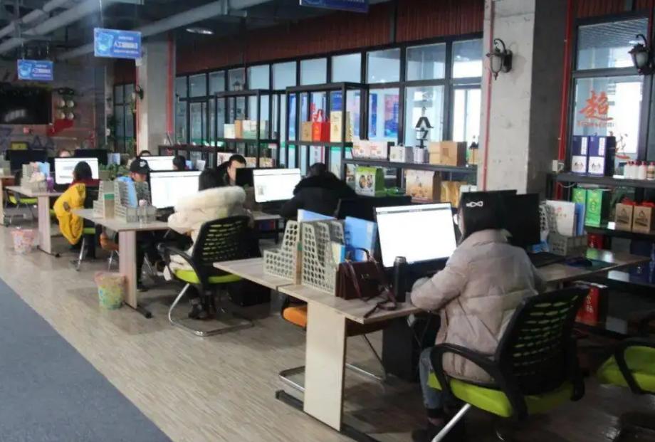 深圳底层工资一般多少钱,2022年深圳打工一般工资多少钱