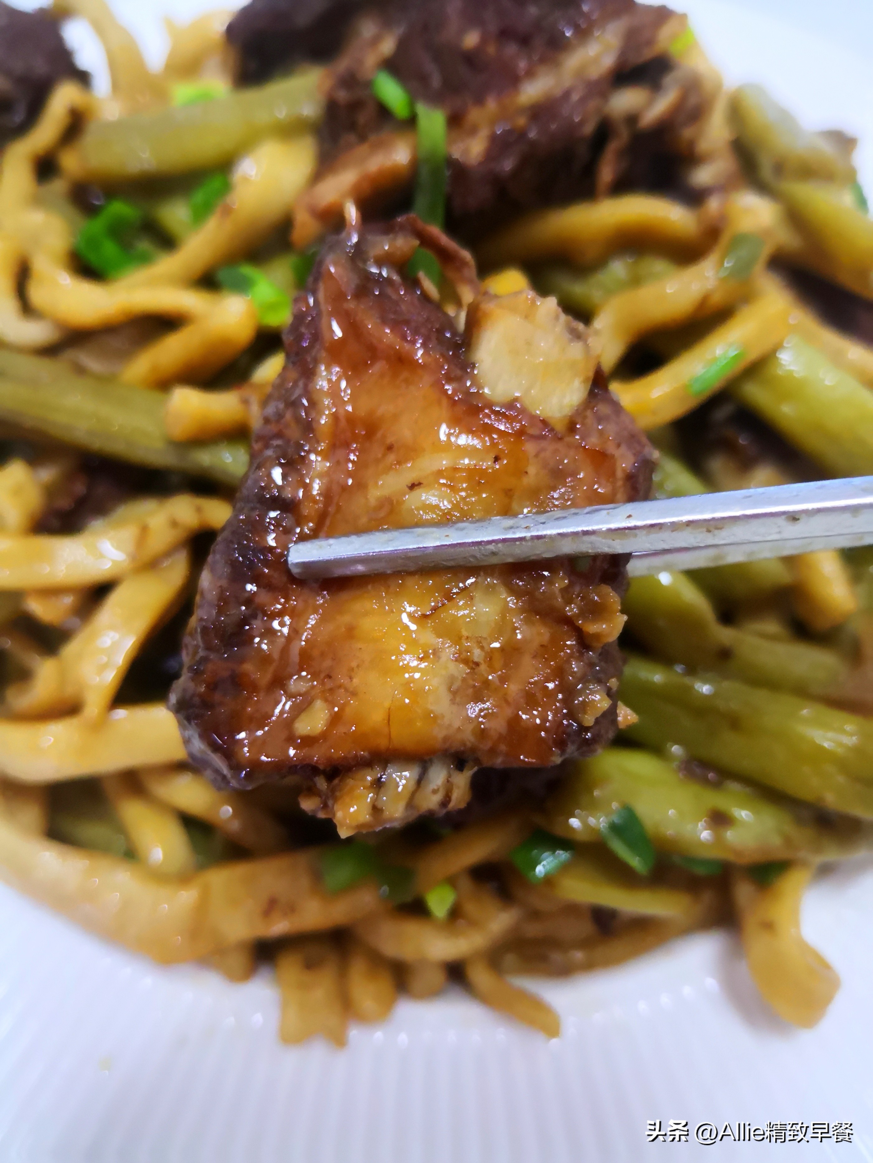 生面条做焖面怎么老是粘锅,焖面怎么做才能软烂不粘锅