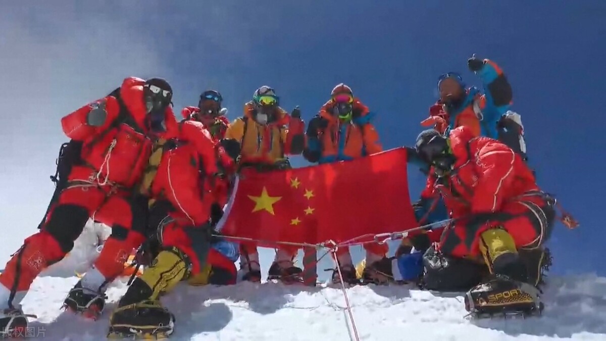珠峰峰顶红旗,五星红旗首次飘扬在珠峰之巅