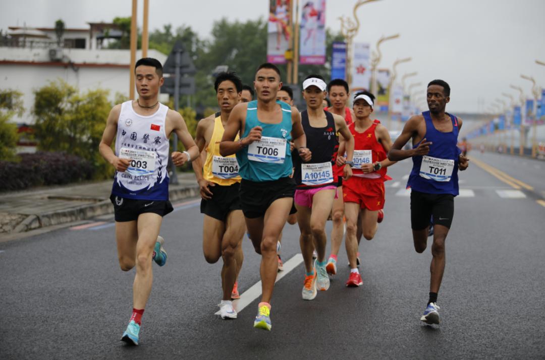 万人一起骑马的视频,万人齐跑马拉松