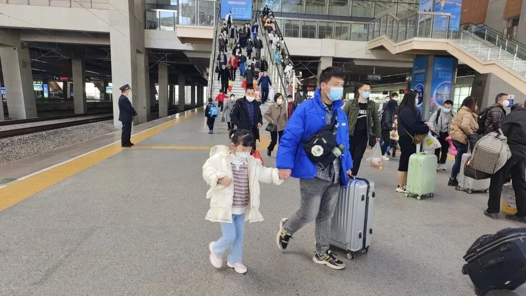 带小神兽去坐空中游览车,带神兽出行