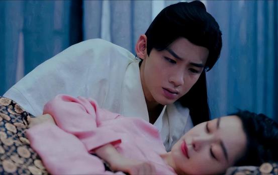 白敬亭穿白色背心抱宋轶,白敬亭宋轶穿同款衣服秀恩爱