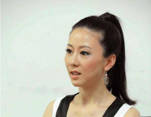 事实证明，为了钱选择当“裸模”的汤加丽，已经走上了另一条大道