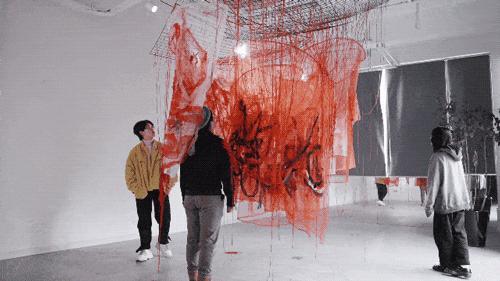 24岁女孩缝出巨型子宫，请人走进去，感受被母体包裹的温柔