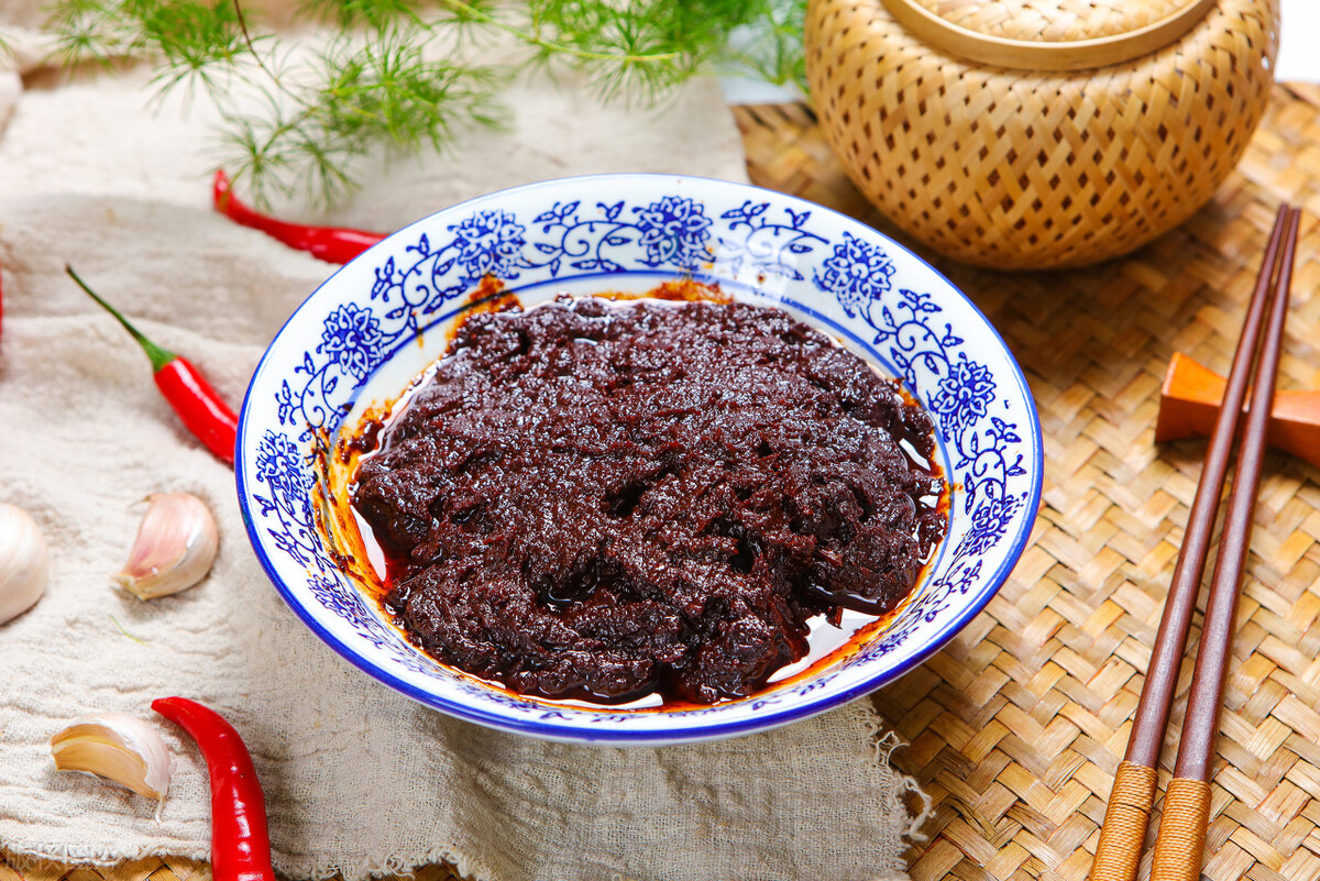 炸酱肉丝面条怎么做最好吃,芹菜炒肉炸酱面的做法