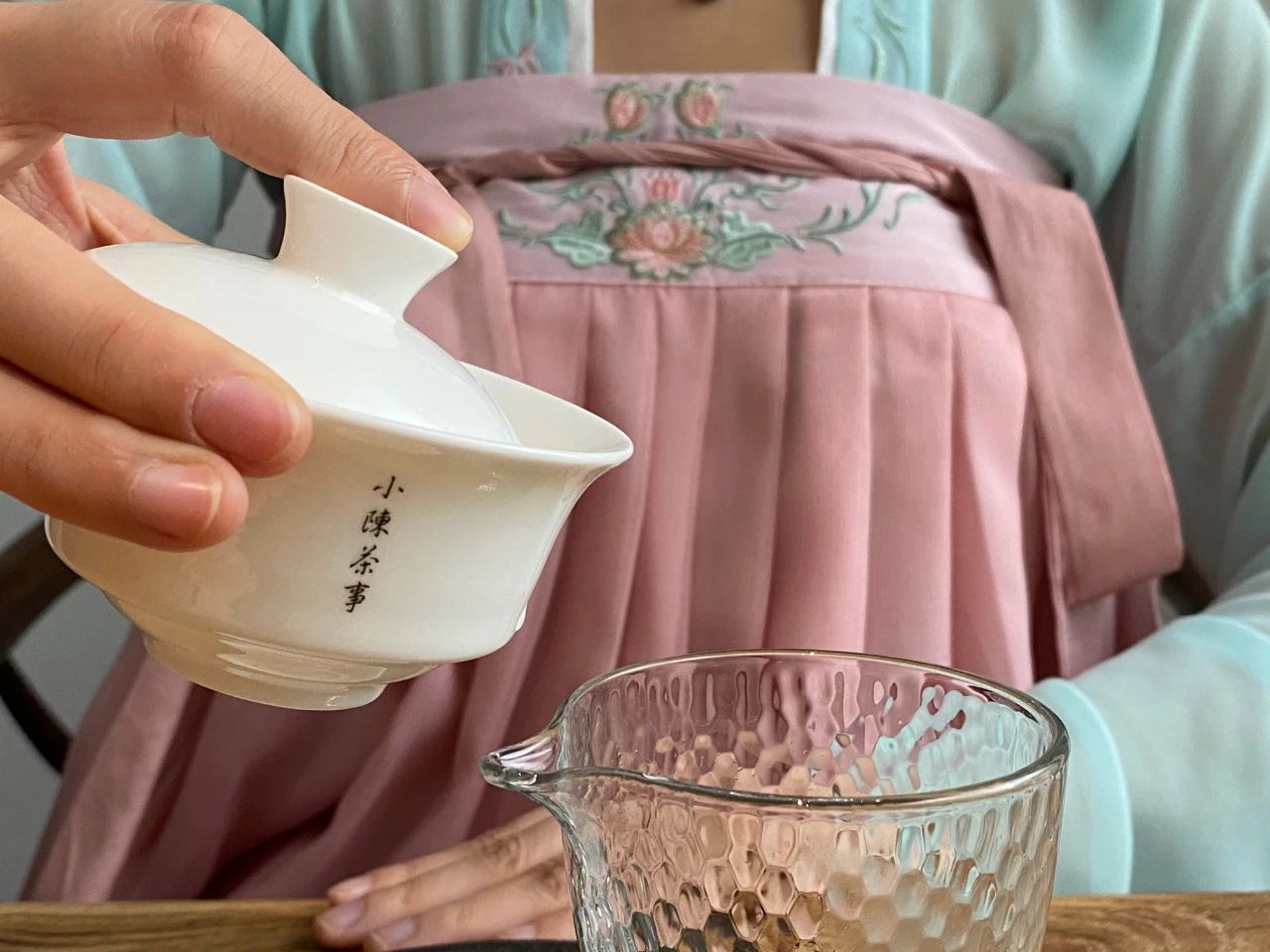 三才盖碗正确冲泡方法第一名,三指泡茶手法