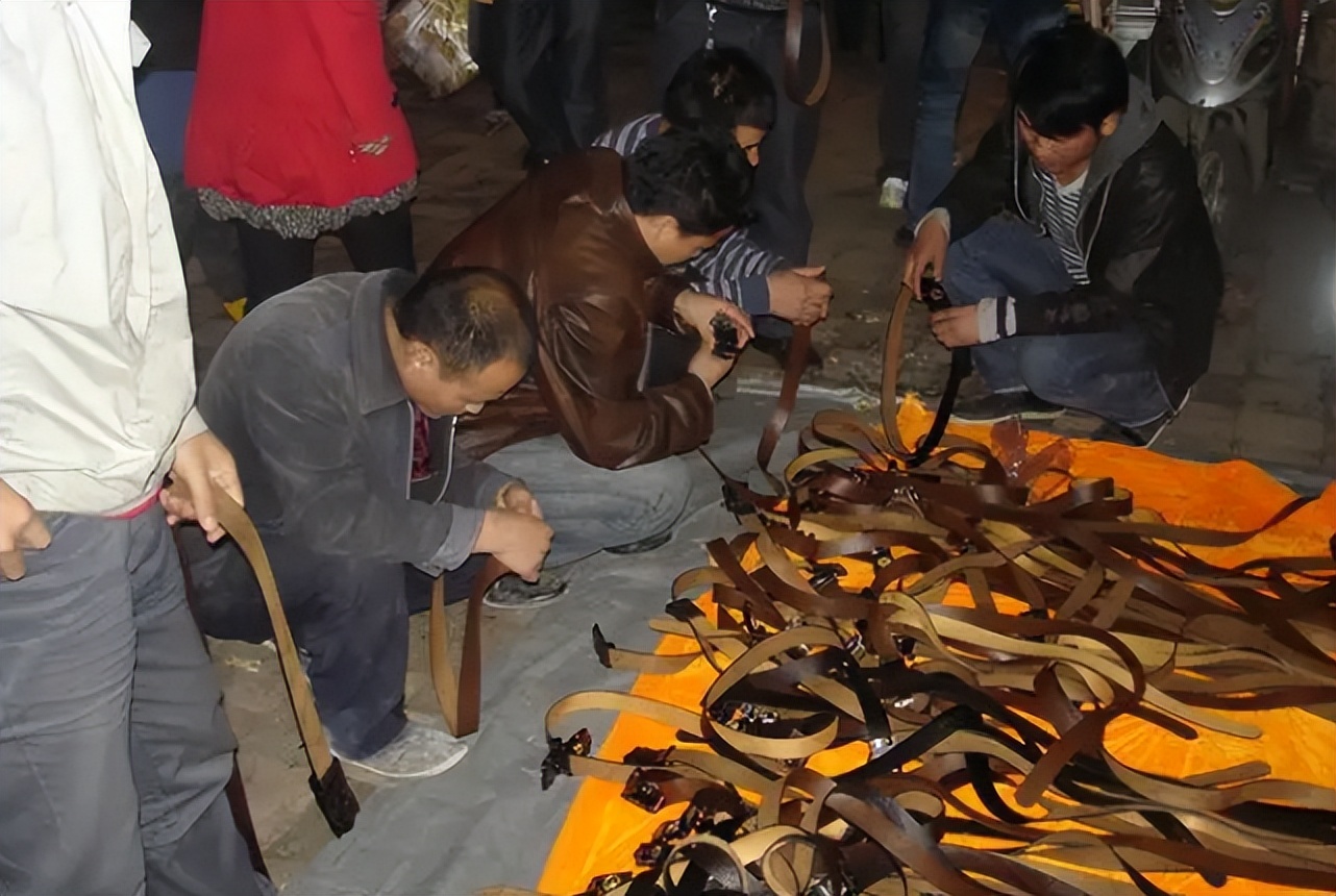 地摊上老式的现割牛皮带,地摊现割牛皮