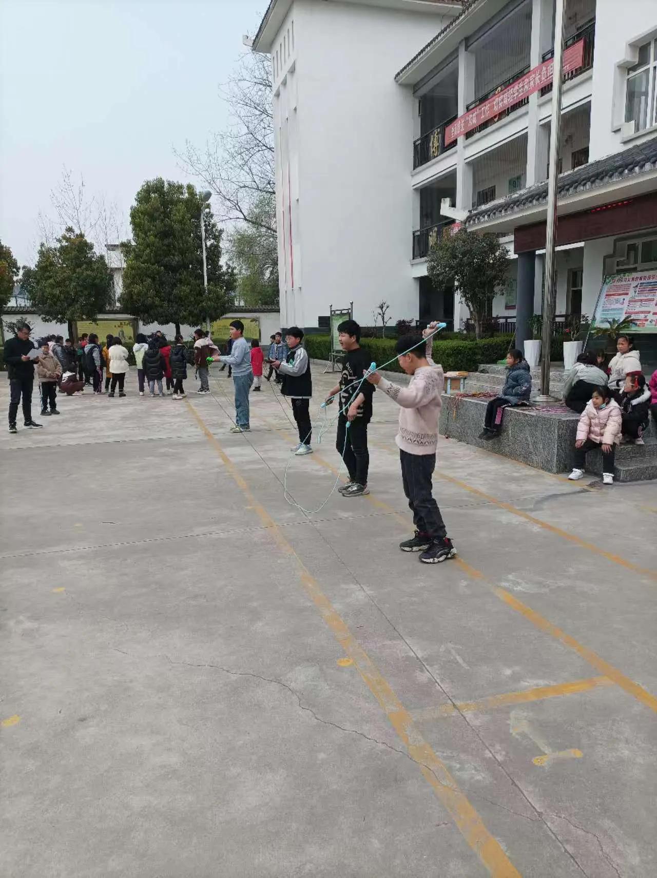 枳沟中心小学跳绳比赛,跳绳比赛小学生课间操