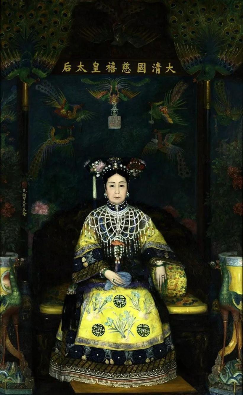 办公御座旁摆鲜苹果，69岁秀发黑到反光…慈禧照片里的晚清史细节