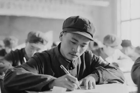 1977年高考分数一出，零分作文引起轰动，连邓公都亲自出马