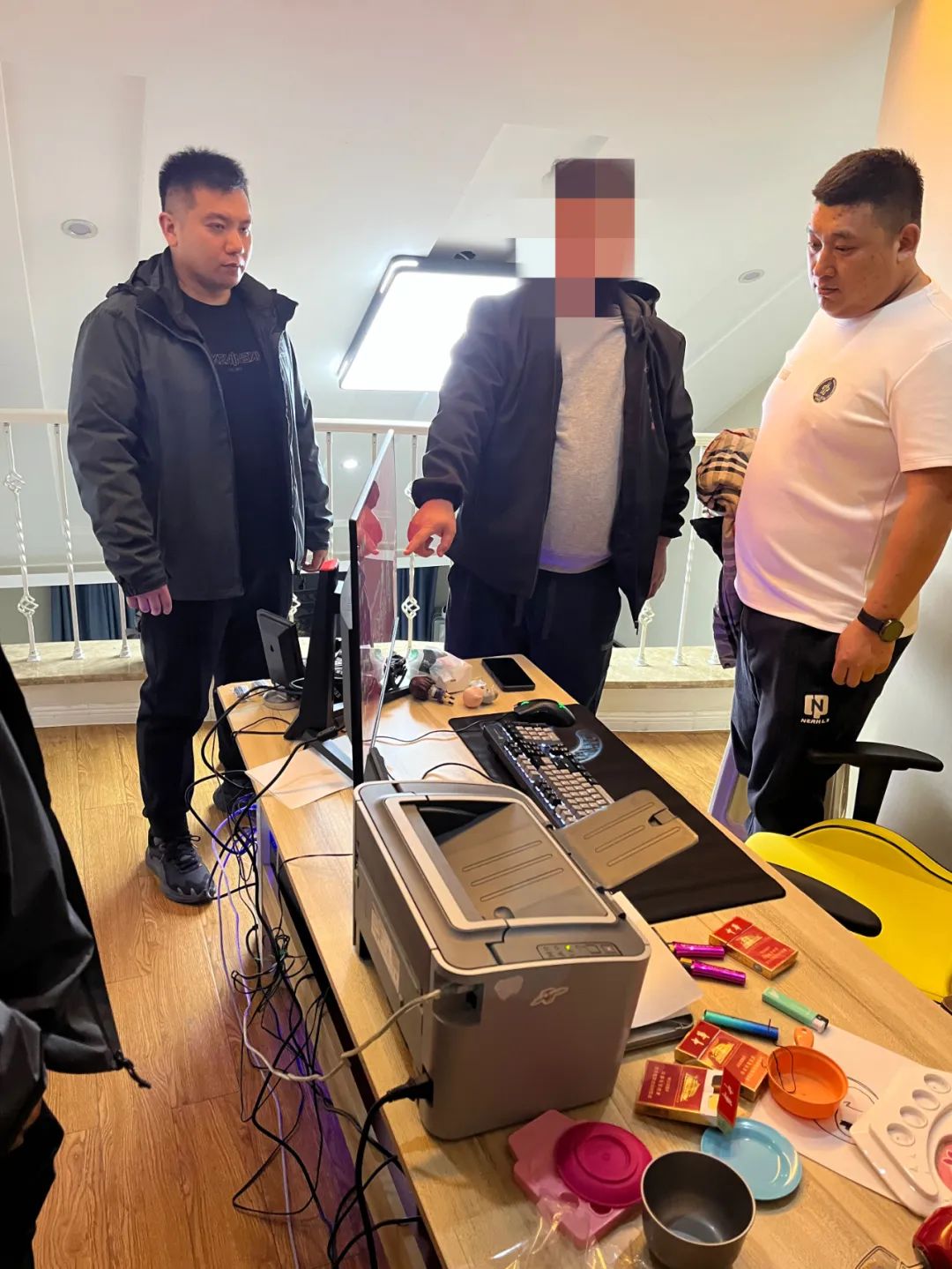 团伙篡改游戏源代码半年获利300万,四人利用游戏外挂非法牟利50万元