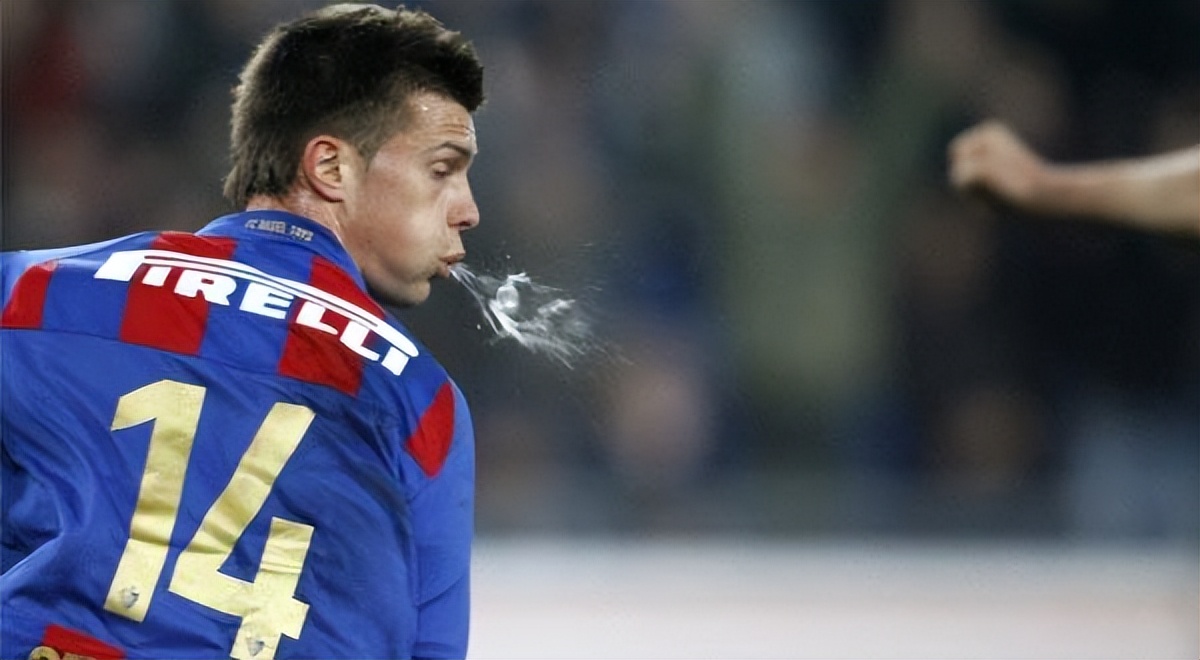 球员为什么在球场上吐痰,有人在球场吐痰怎么办