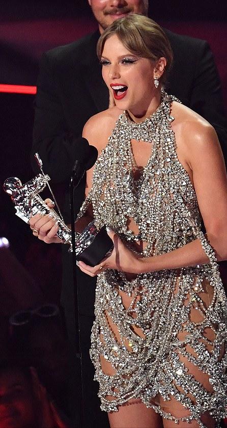 blackpink红毯造型lisa,blackpinklisa穿破洞裤