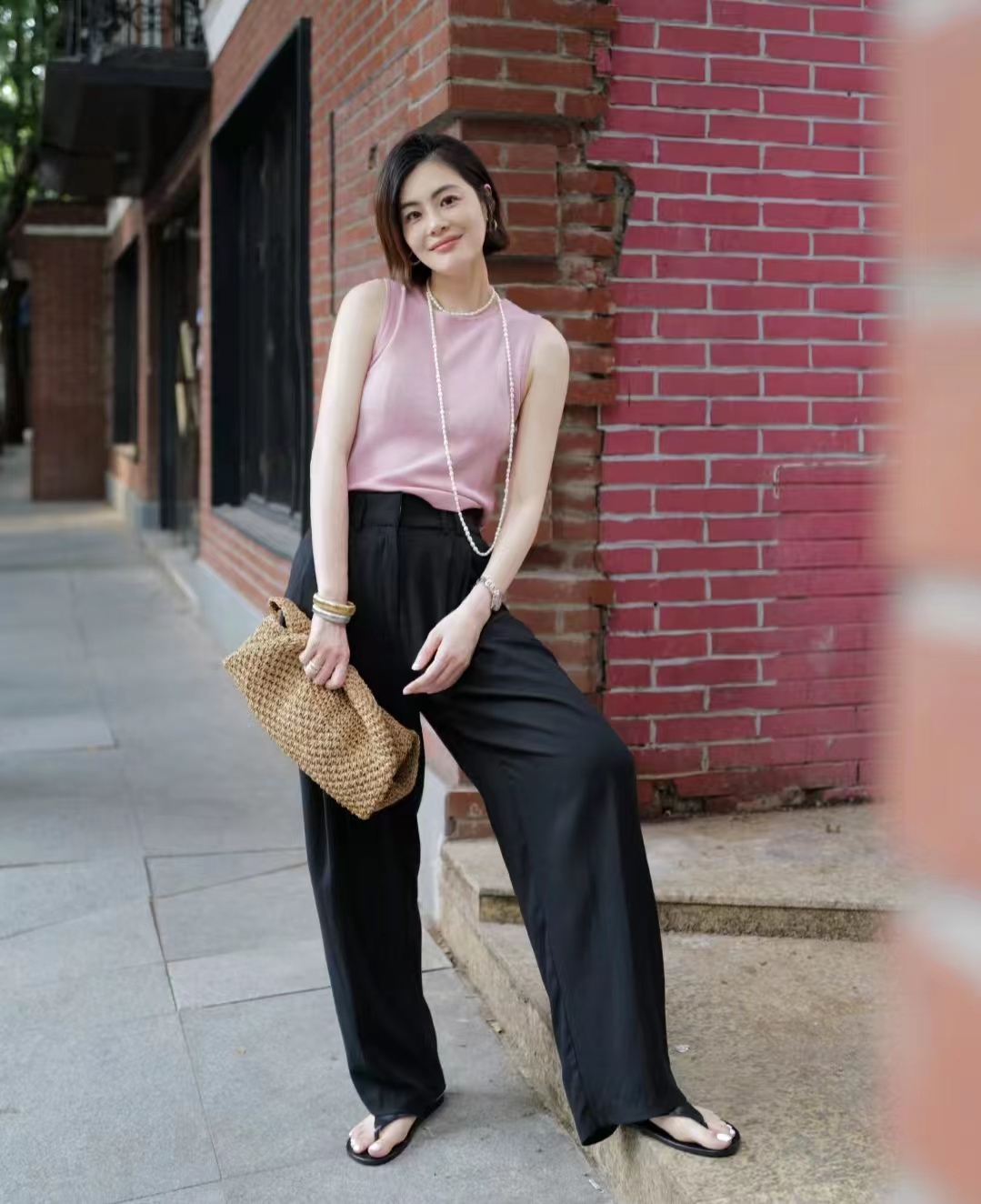 穿黑色裤子配什么色上衣,黑色宽腿裤子配什么上衣