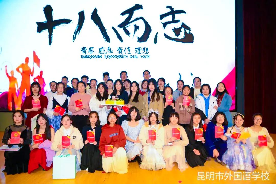 开学季校园展示打卡,开学啦冰墩墩小学生积极向上图片