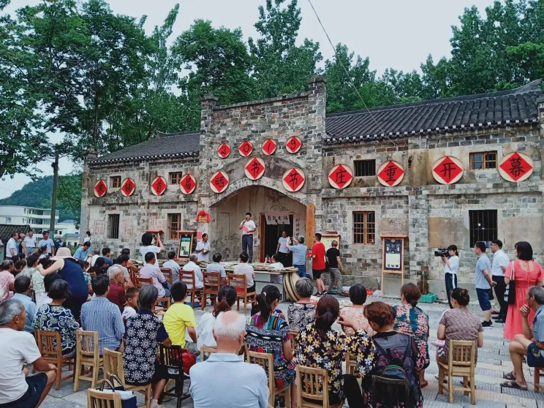 一条小黑狗像影子一样跟着我,这个村子