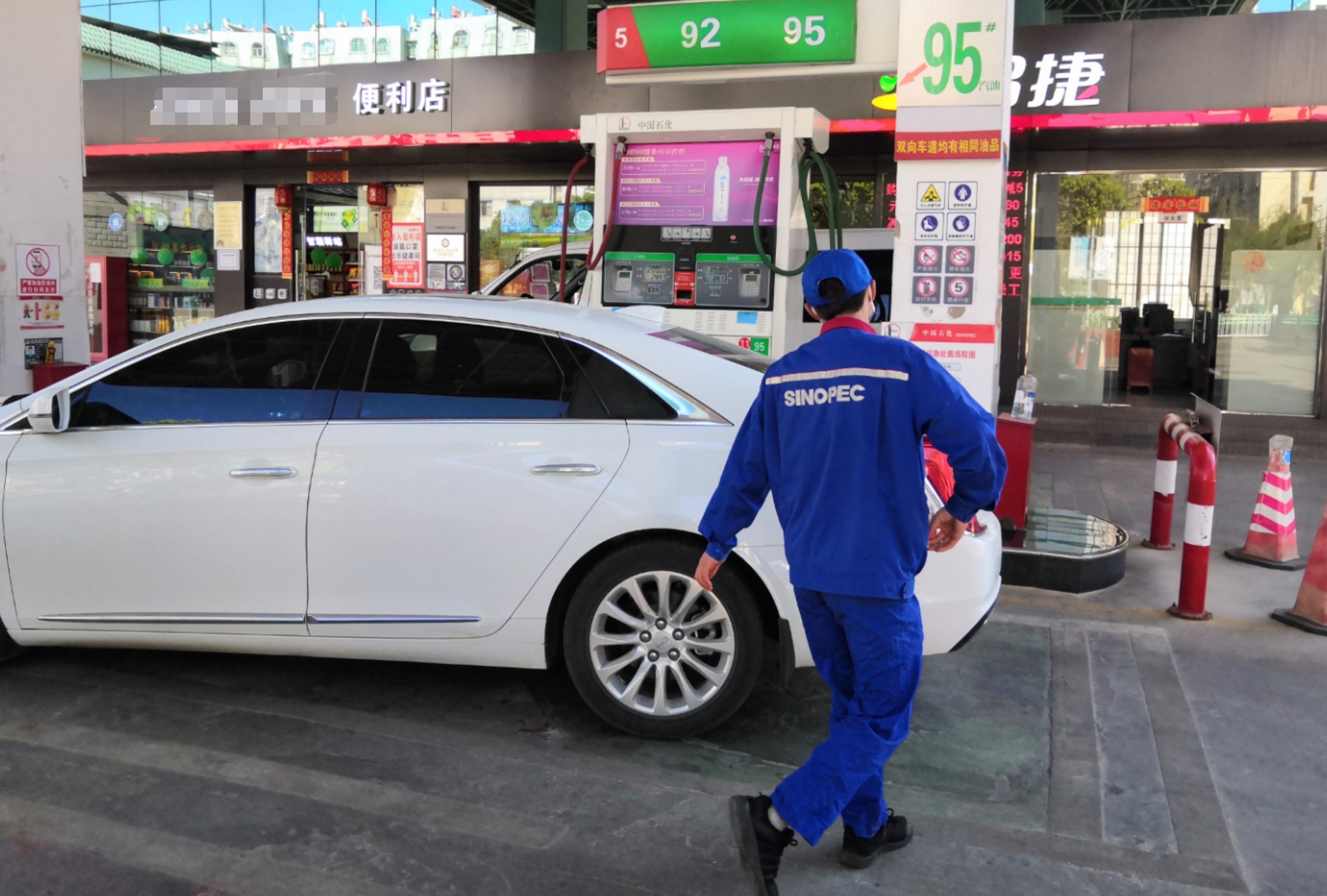 为什么一般车辆加油都加200不加满,一次加油200元和加满哪个更伤车