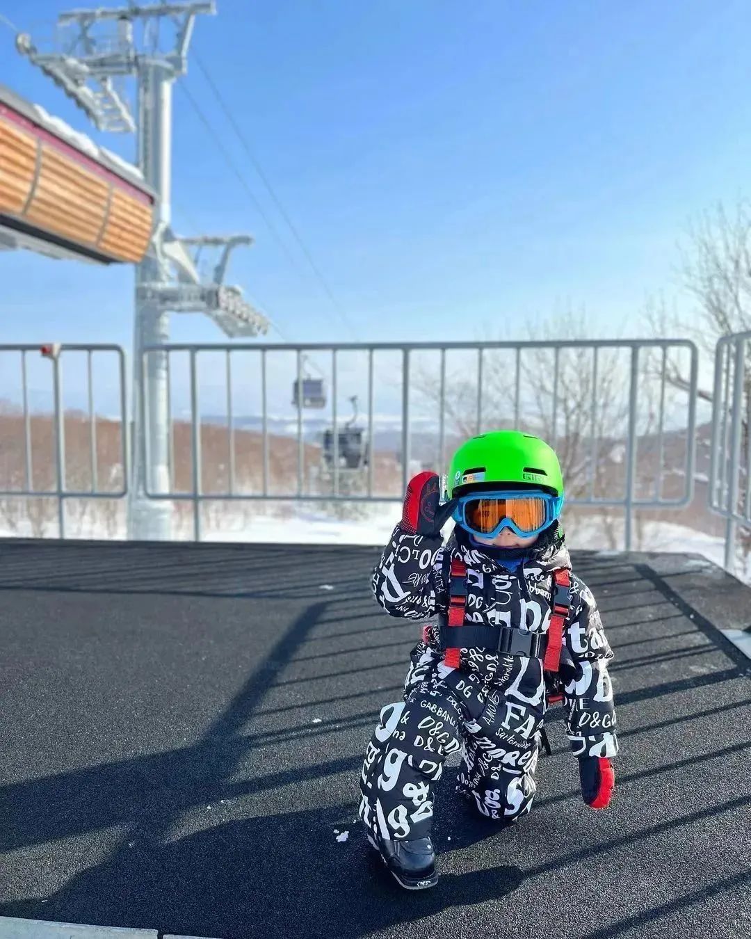 最像滑雪服的冲锋衣,冲锋衣和滑雪服外观