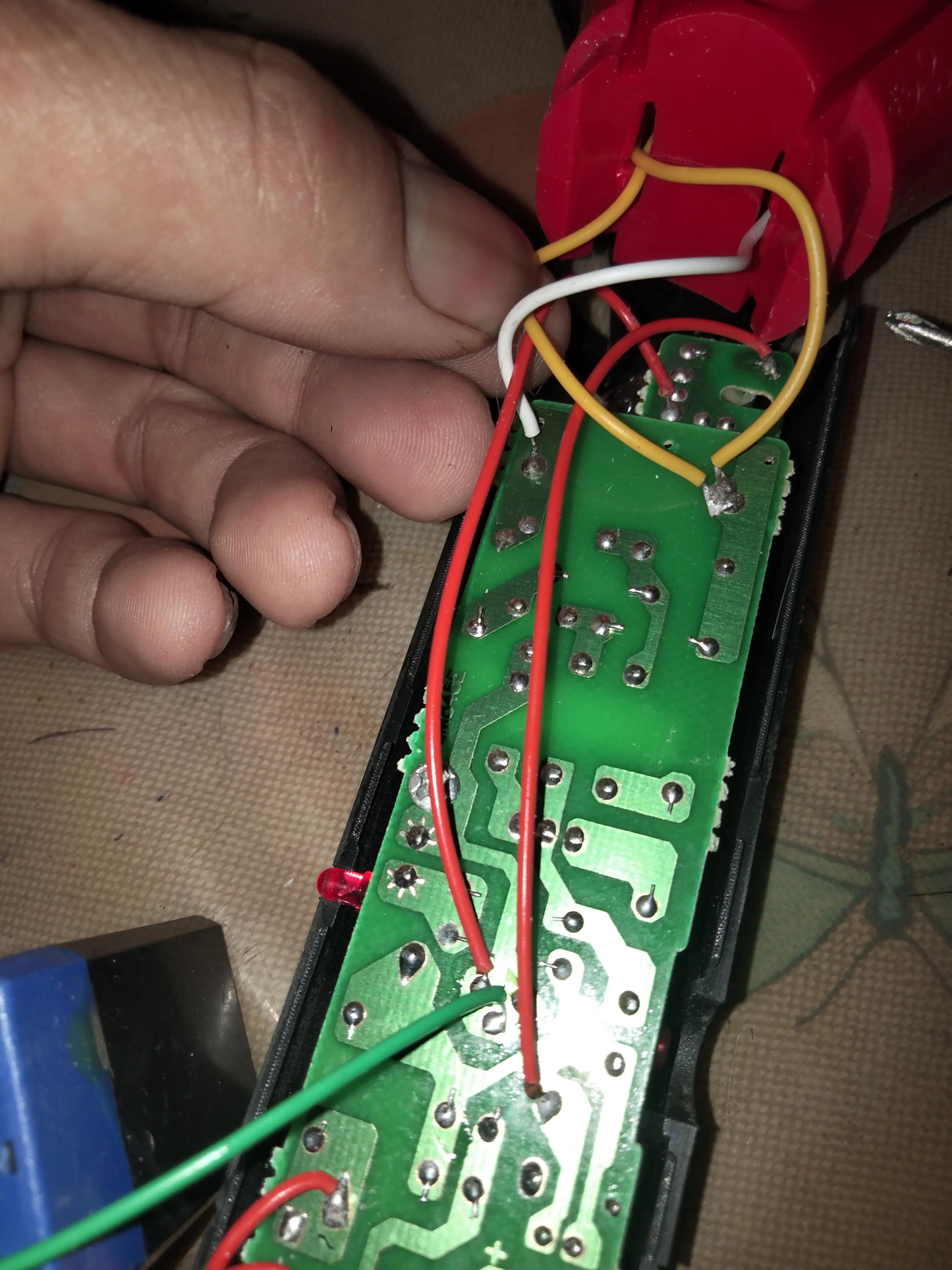 插头圆形电蚊拍怎么充电,电蚊拍充电线怎么连接