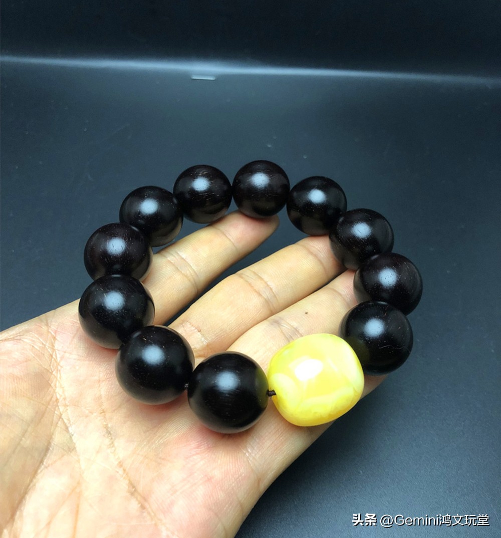蜜蜡琥珀手串最简单的方法,如何把玩琥珀蜜蜡手串变亮呢