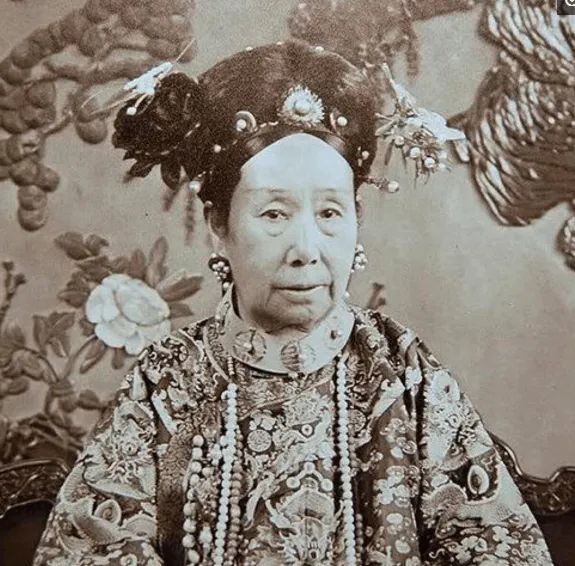 农民捡到清代物品,农民在自家发现了一箱清朝文物