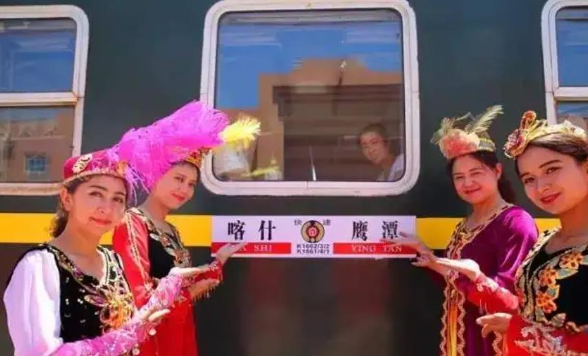 中国行程最远的列车,国内最长的一列火车行程多少公里