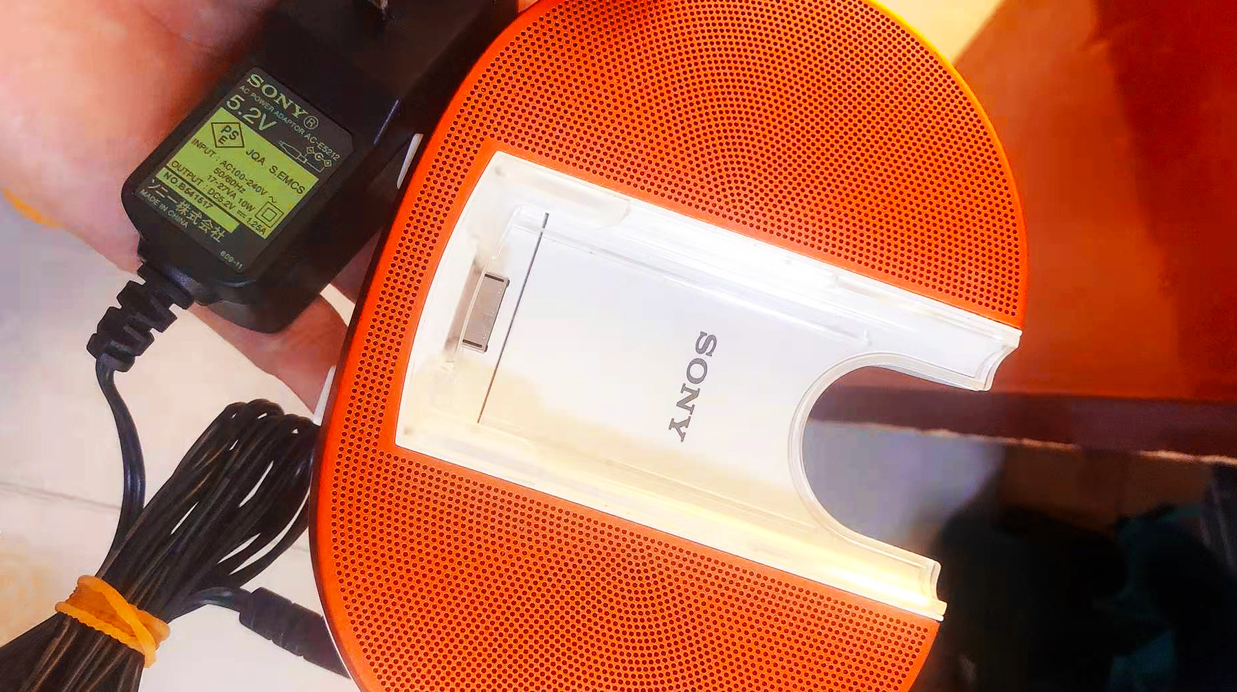 中间凹进去的音箱,中间镂空音箱