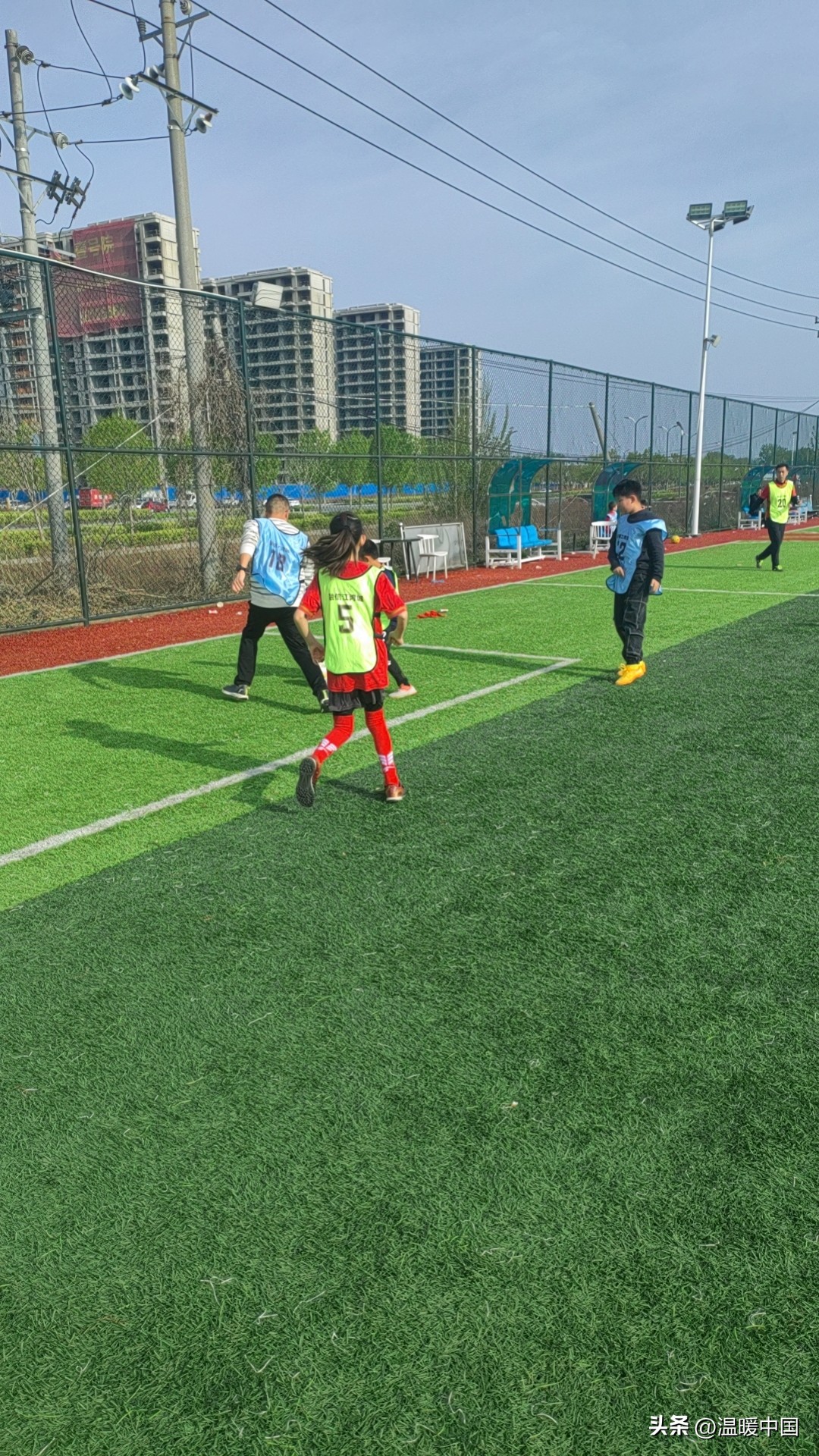 追思先烈感恩时代清晨阳光足球联谊赛在杨金路奔跑之星球场举行
