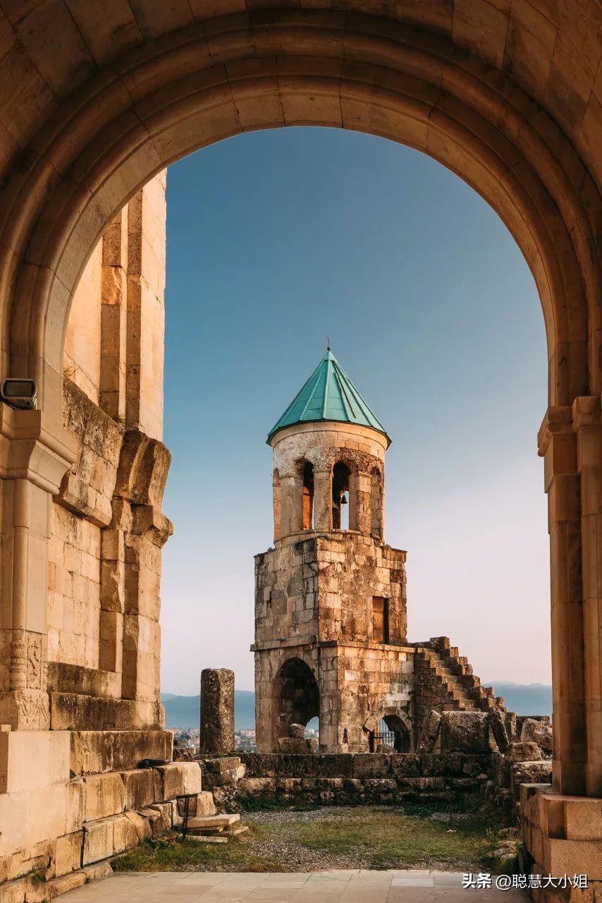 直飞，瑞士平替！这国安全性高，月薪6k算富裕，对中国超友好