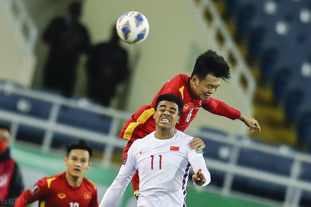 国足惨败越南振作起来重新崛起,足球报怒怼这样的国足能赢越南吗