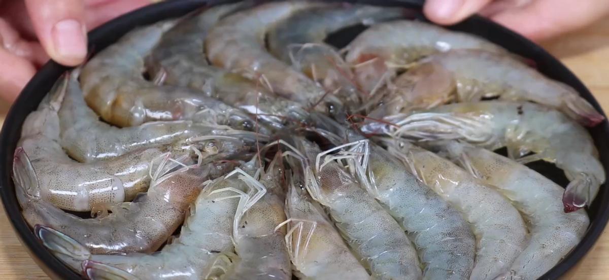 去除虾线不去头的最快方法,牙签去虾线快又干净