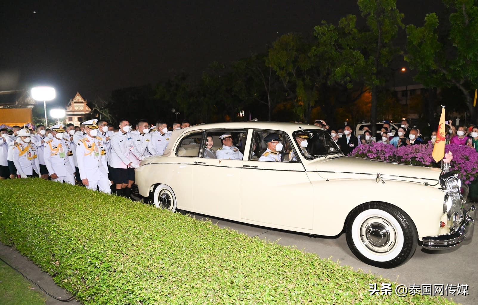 泰国国王给王后颁发毕业证书,泰国国王亲自给学生发毕业证