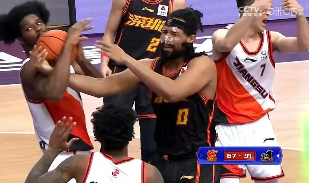 超级双塔失去威力，王牌锋线崴脚受伤，3连败让深圳被打回原形