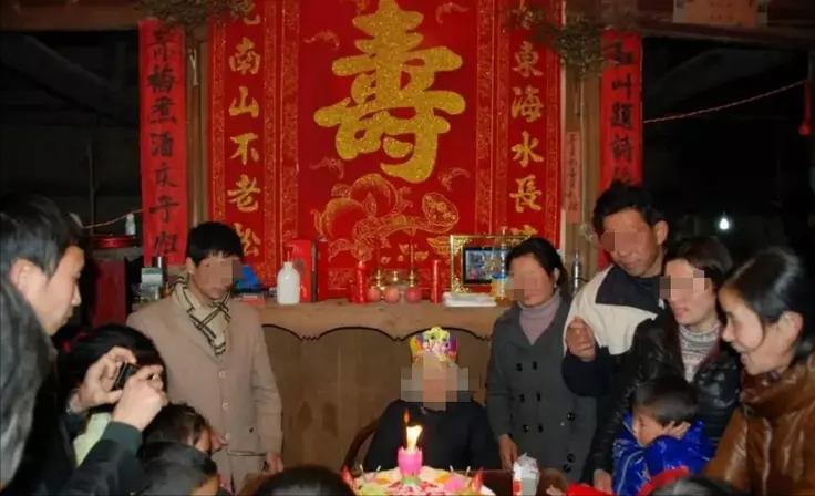 老人生日宴上儿女听完立刻报警,91岁的老人忽然说胡话