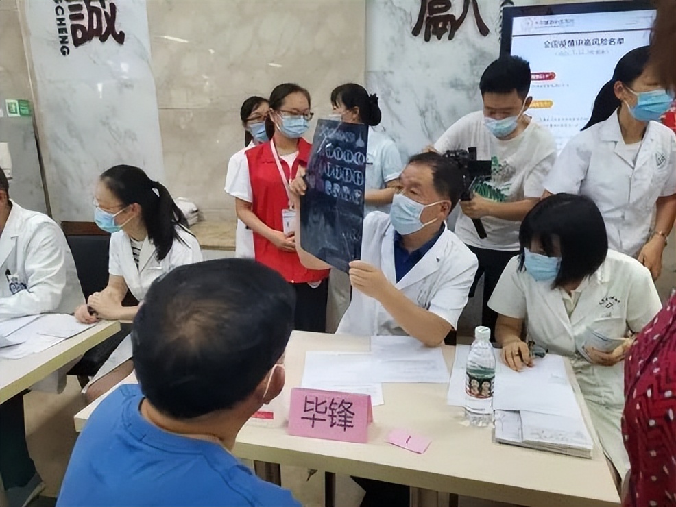 【中国好医生好护士】8月候选人点赞评议开始啦！四川4人入围，快为他们扎起！