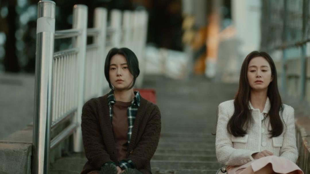 黑暗荣耀里妍珍直发采访片段,黑暗荣耀妍珍哪一集被女二发现