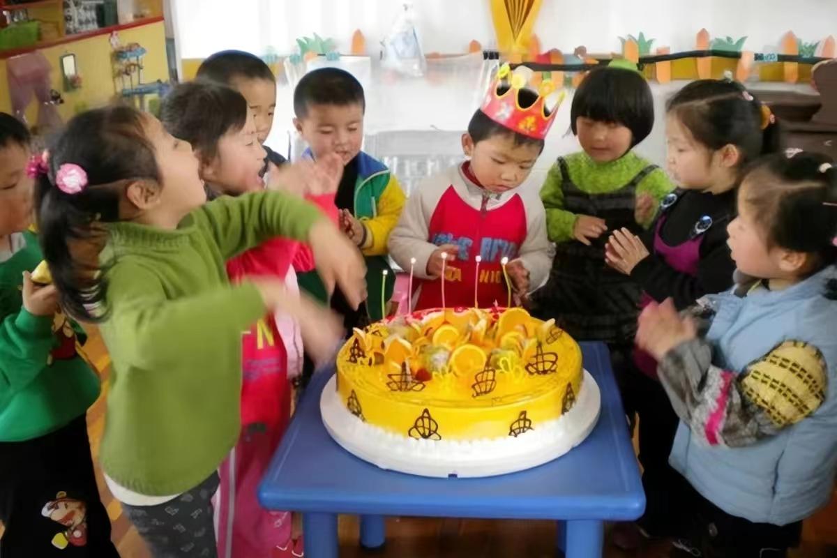 幼儿园小朋友过生日老师要送吗,幼儿园过生日送蛋糕应该注意什么